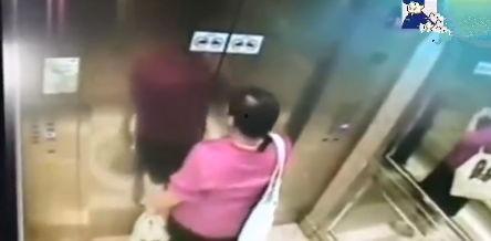 电梯吃瓜红衣大妈